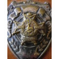 GREAT BRITAIN - SHERWOOD FORRESTERS KC BRASS ON WHITE METAL SHIELD ON WOODEN PLAQUE