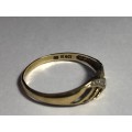 9ct GOLD RING WITH SMALL NATURAL DIAMOND - RING SIZE P - 1G