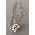 Sterling Silver Necklace with Pendant. 9.1g. 41cm.