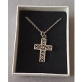 Sterling Silver Necklace with Cross Pendant. 8.4g.60cm.