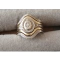 Exquisite 9ct Gold with 925 Sterling Silver Ring. 6.19g. Size N. Stamped on every layer.
