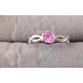 STERLING SILVER BEZEL RING WITH PINK STONE. 2.1g. SIZE S.