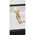 14k Yellow gold and pearl ring