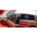 VW GOLF 5  1:24 DRIVERS SIDE WINDOW DAMAGED