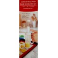 COOKIE PRESS AND CAKE DECORATING SET