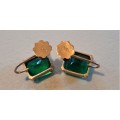 Beautiful vintage solid 9 carat gold emeral coloured earrings in the screw on design, 3.6 gr