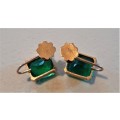 Beautiful vintage solid 9 carat gold emeral coloured earrings in the screw on design, 3.6 gr