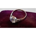 Lovely Solid 9 carat gold vintage look ring set with a large 10mm white stone possibly CZ 2.0gr