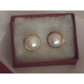 9ct YELLOW GOLD AND MABÉ PEARL STUD EARRINGS (NEW - WITH VALUATION CERTIFICATE)