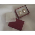 9ct YELLOW GOLD AND MABÉ PEARL STUD EARRINGS (NEW - WITH VALUATION CERTIFICATE)