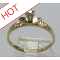 ** 9CT SOLID GOLD RING WITH C/Z "