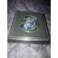HINGED AND FOOTED ROMANTIC SCENE TIN(VINTAGE)