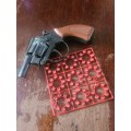 VINTAGE 8 SHOTS CAP GUN WITH RING CAPS