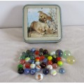 AN OLD TIN CONTAINING 40 MARBLES INCLUDING 3 LARGE 'GHOENS' PLUS  BASKETBALL PAUL GAFFERTY MARBLE