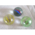 AN OLD TIN CONTAINING 40 MARBLES INCLUDING 3 LARGE 'GHOENS' PLUS  BASKETBALL PAUL GAFFERTY MARBLE