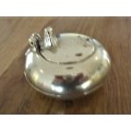 TINY COLLECTABLE  - A VINTAGE SOLID BRASS PORTABLE ASHTRAY