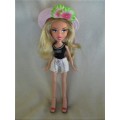 BEAUTIFUL 2001 MGA BRATZ DOLL IN GREAT CONDITION