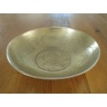 VINTAGE LARGE, HEAVY (1.7Kg) CHINESE BRASS BOWL WITH TWO DRAGONS CHASING A FLAMING PEARL - SIGNED