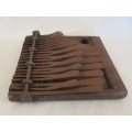 A VINTAGE 22 KEY KALIMBA/MBIRA/THUMB PIANO MOUNTED ON SOLID WOOD AND WITH AUDIO JACK SOCKET