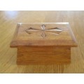 A SMALL VINTAGE HAND CARVED TRINKET BOX WITH INTERESTING SHAPE