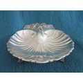 GREAT CONDITION - LARGE REED & BARTON 209 SILVERPLATED SCALLOP SHELL DISH WITH GRAPE CLUSTER DETAIL
