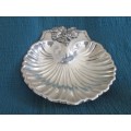 GREAT CONDITION - LARGE REED & BARTON 209 SILVERPLATED SCALLOP SHELL DISH WITH GRAPE CLUSTER DETAIL