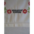 A VINTAGE HAND EMBROIDERED TRAY CLOTH WITH PRETTY DAISIES