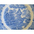 CIRCA 1900-1919 - SMALL ANTIQUE PARAGON BLUE AND WHITE WILLOW PATTERN PLATE(NO2173) WITH WALL HANGER