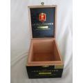 AN ELEGANT WOODEN LEON JIMENES CIGAR BOX FOR THE COLLECTOR