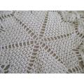 A VINTAGE SMALL ROUND HAND CROCHETED DOILY/CLOTH