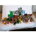 A huge batch of genuine lego - over 1000 pieces and more than 28 figures