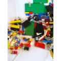 A huge batch of genuine lego - over 1000 pieces and more than 28 figures
