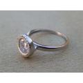 Sparkling solid sterling silver ring - weight 3.06 g.