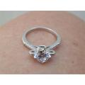 Charming solid sterling silver topaz ring - weight 3.15 g.
