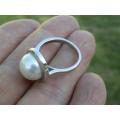 Charming solid sterling silver natural mabe pearl ring - weight 4.76 g.