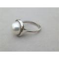 Charming solid sterling silver natural mabe pearl ring - weight 4.76 g.