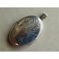 Exquisite vintage solid sterling silver oval locket pendant -  weight 7.16 g. g.