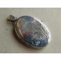 Exquisite vintage solid sterling silver oval locket pendant -  weight 7.16 g. g.