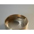 Stunning Solid 9 ct Gold Ring - weight 3.61 g