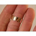 Stunning Solid 9 ct Gold Ring - weight 3.61 g