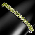 Earth Mined 11 ct Peridot Bracelet in Solid 925 Silver, 14 ct White Gold - weight 18.38 g.