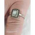 Vintage antique sterling silver ladies ring wtih mother of pearl stone Size: P.5