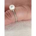 Sterling silver ladies ring with genuine pearl Size: P