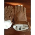 A Pair of Lady Gloves SVINHUD