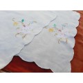 2 embroidered cloths - cream - 29 x 48cm -