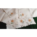 5 white linen napkins -with flower embroidery - 28 x 28cm