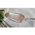 Silver plate server with rose detail on handle - 21 cm long