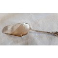 Silver plate server with rose detail on handle - 21 cm long