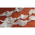 Synthetic lace - 150 cm long - 4cm wide - cream