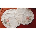 2 embroidered doilies 27cm - cotton